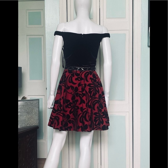 Size 10 Red Black Floral Velvet Dress Off the shoulder HoCo homecoming cocktail - Picture 3 of 3